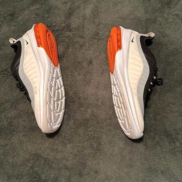 Nike shoes - Picture 3 of 5